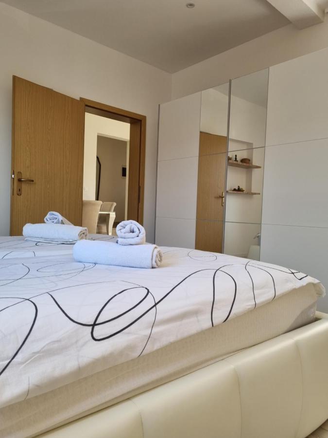 Bruno'S Poolside Apartments - Near Beach Trogir Exteriér fotografie