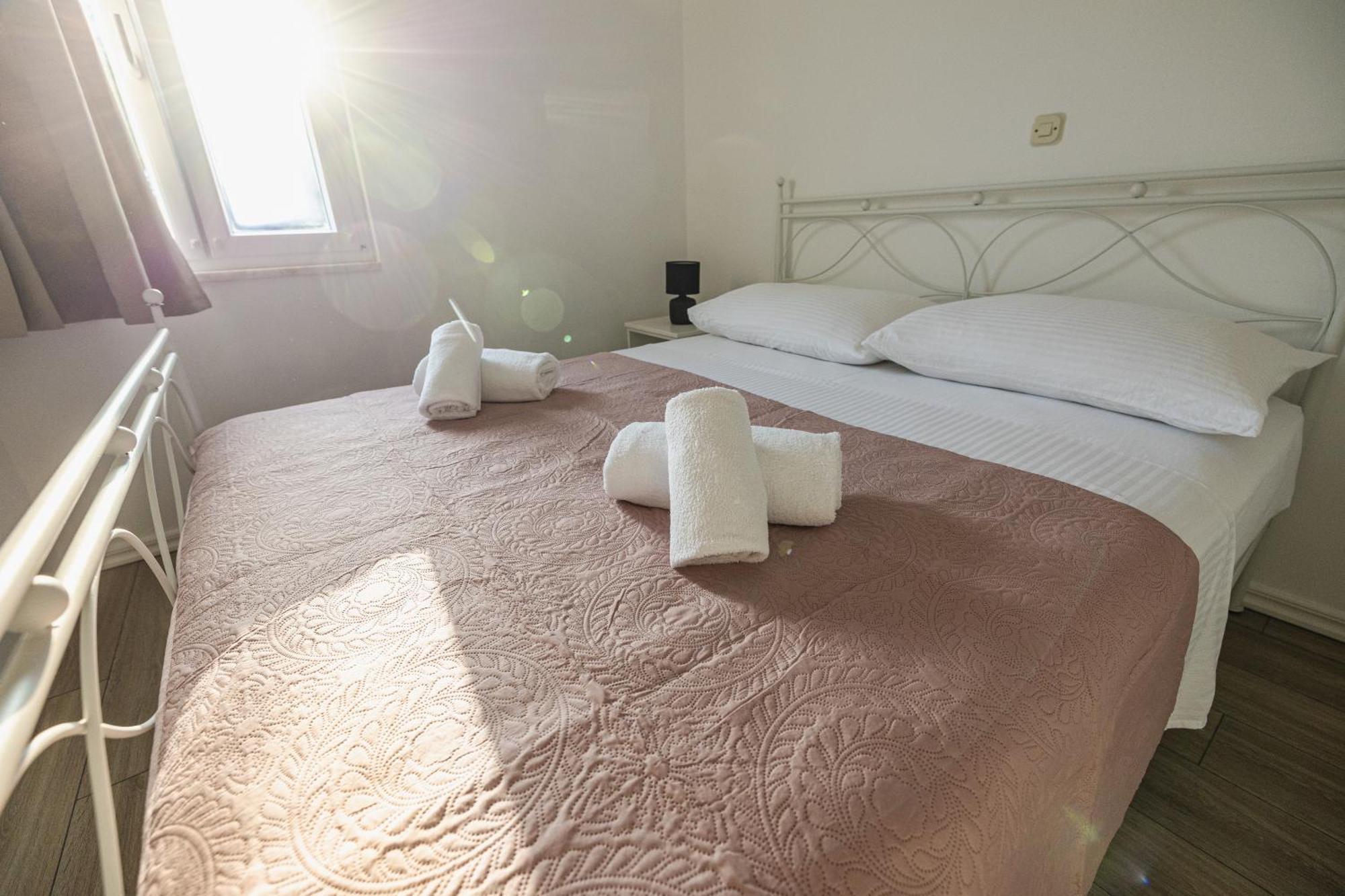 Bruno'S Poolside Apartments - Near Beach Trogir Exteriér fotografie