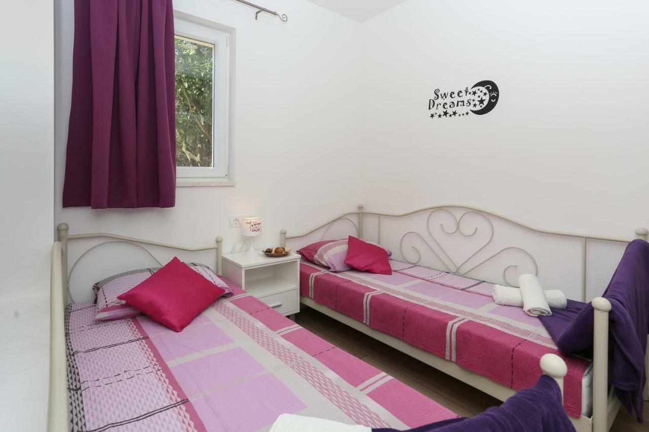 Bruno'S Poolside Apartments - Near Beach Trogir Exteriér fotografie