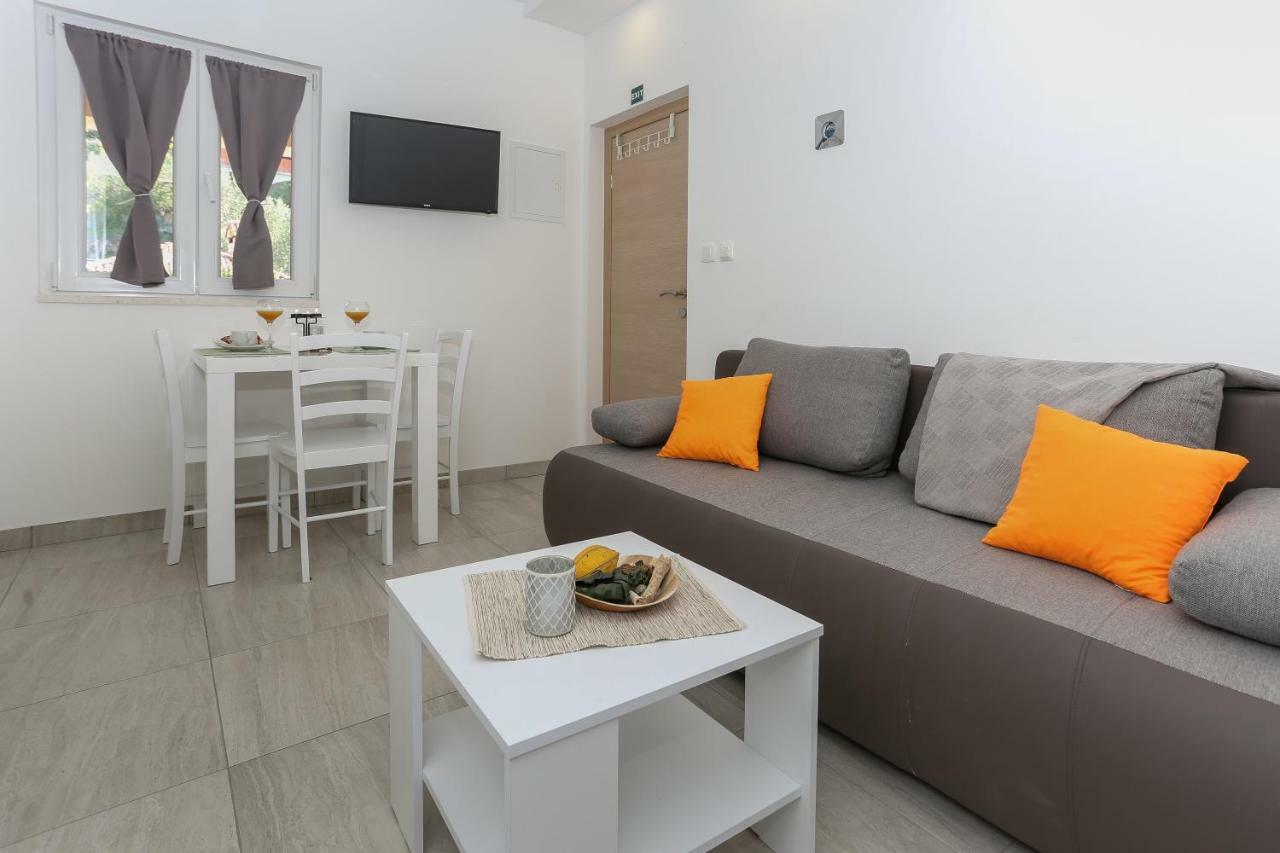 Bruno'S Poolside Apartments - Near Beach Trogir Exteriér fotografie