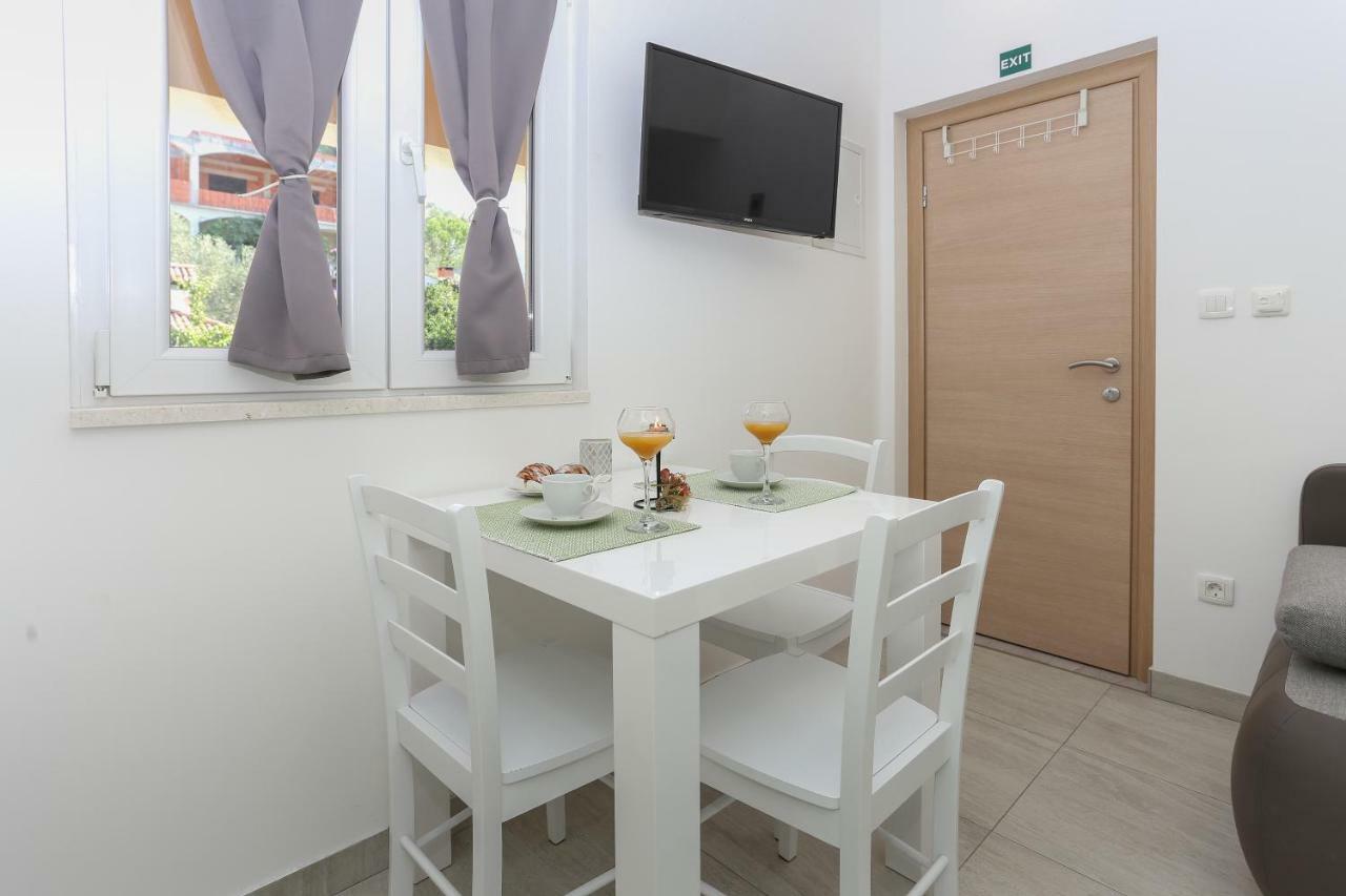 Bruno'S Poolside Apartments - Near Beach Trogir Exteriér fotografie